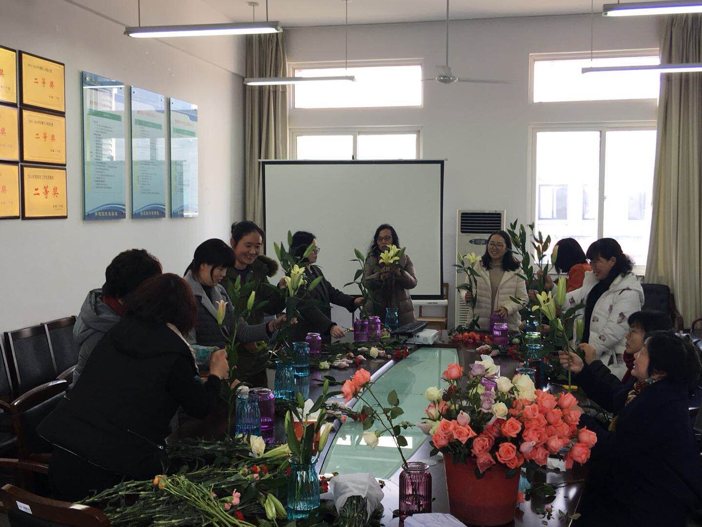 数理学院女教师上得了讲堂，做得了科研，插得了花，棒棒哒！